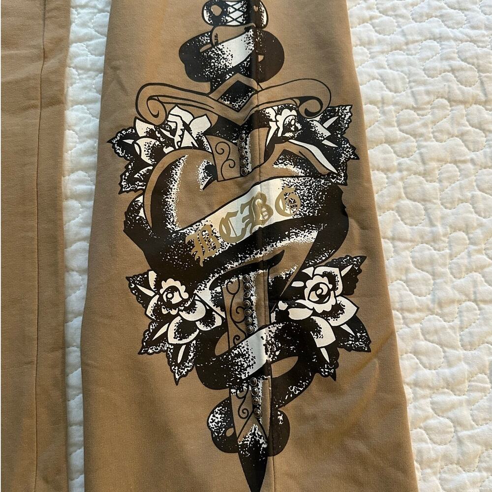 BCBG Y2K Tattoo graphic low rise women's tan wide leg sweatpants size M NWT - Picture 8 of 10
